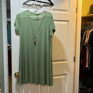 Womens SS tshirt type dress. Forever Rose 1X. In excellent condition. Sage green